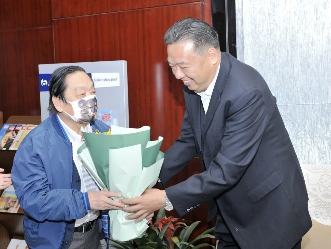 ▲青海省政協(xié)副主席、青海省林草局黨組書記、局長、祁連山國家公園青海省管理局局長李曉南在機場迎接韓美林