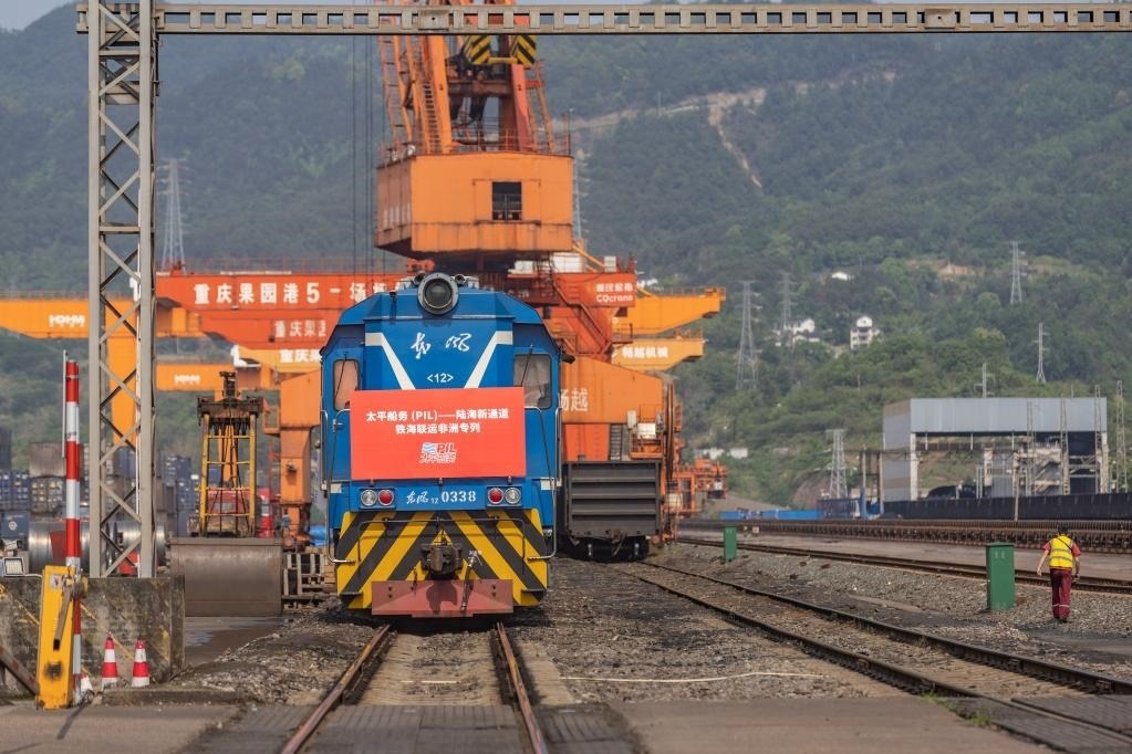 這是2023年4月27日，太平船務(wù)——西部陸海新通道江鐵海聯(lián)運(yùn)非洲專列在重慶果園港魚嘴站等待發(fā)車。