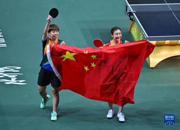 5月27日，陳夢（右）/王藝迪慶祝勝利。當(dāng)日，在南非德班進(jìn)行的2023年世界乒乓球錦標(biāo)賽女子雙打決賽中，中國選手陳夢/王藝迪以3比0戰(zhàn)勝韓國選手田志希/申裕斌，奪得冠軍。新華社記者 陶希夷攝
