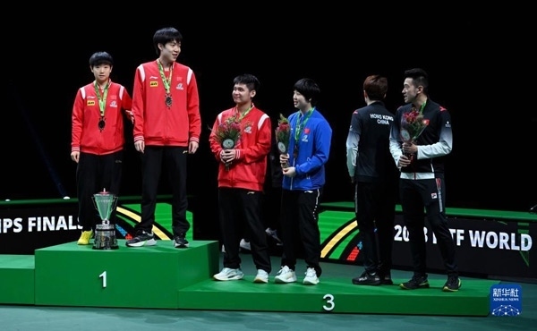 5月26日，冠軍中國組合王楚欽（左二）/孫穎莎（左一）與季軍中國組合林詩棟（左三）/蒯曼（左四）、中國香港組合黃鎮(zhèn)廷（右一）/杜凱琹在頒獎(jiǎng)儀式后交流。新華社記者 陶希夷攝