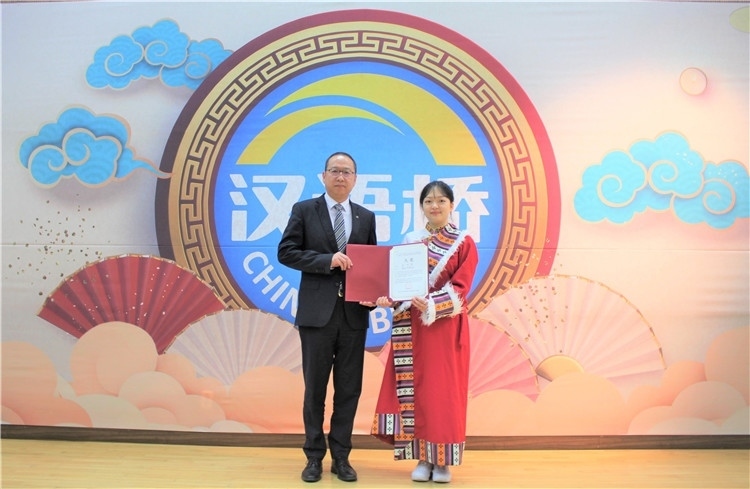 中國(guó)銀行首爾分行行長(zhǎng)周建軍為大學(xué)生組冠軍頒獎(jiǎng)并頒發(fā)就業(yè)證書。首爾孔子學(xué)院供圖