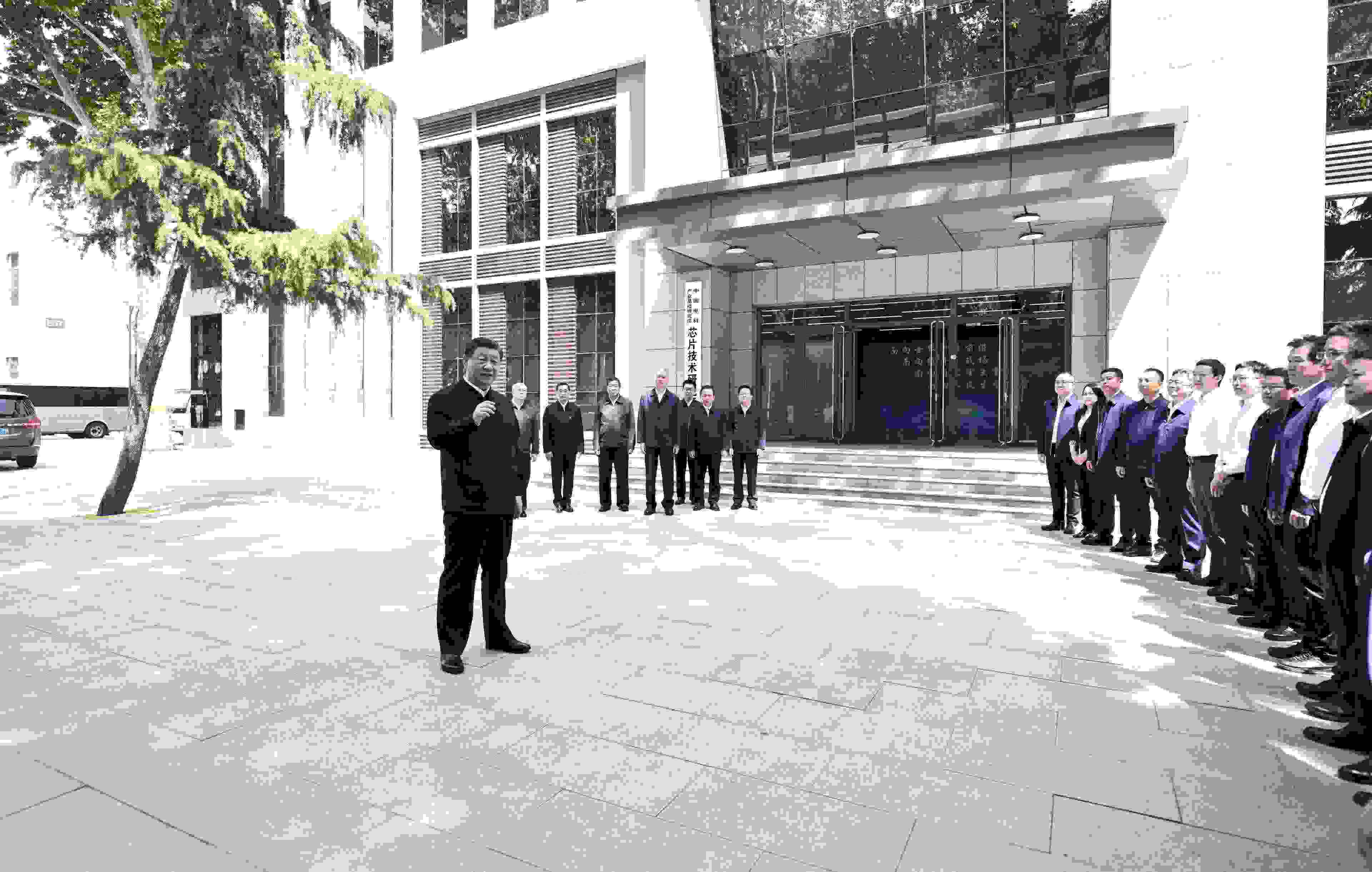 △2023年5月12日，習近平總書記在中國電科產業(yè)基礎研究院同科技工作者交流。