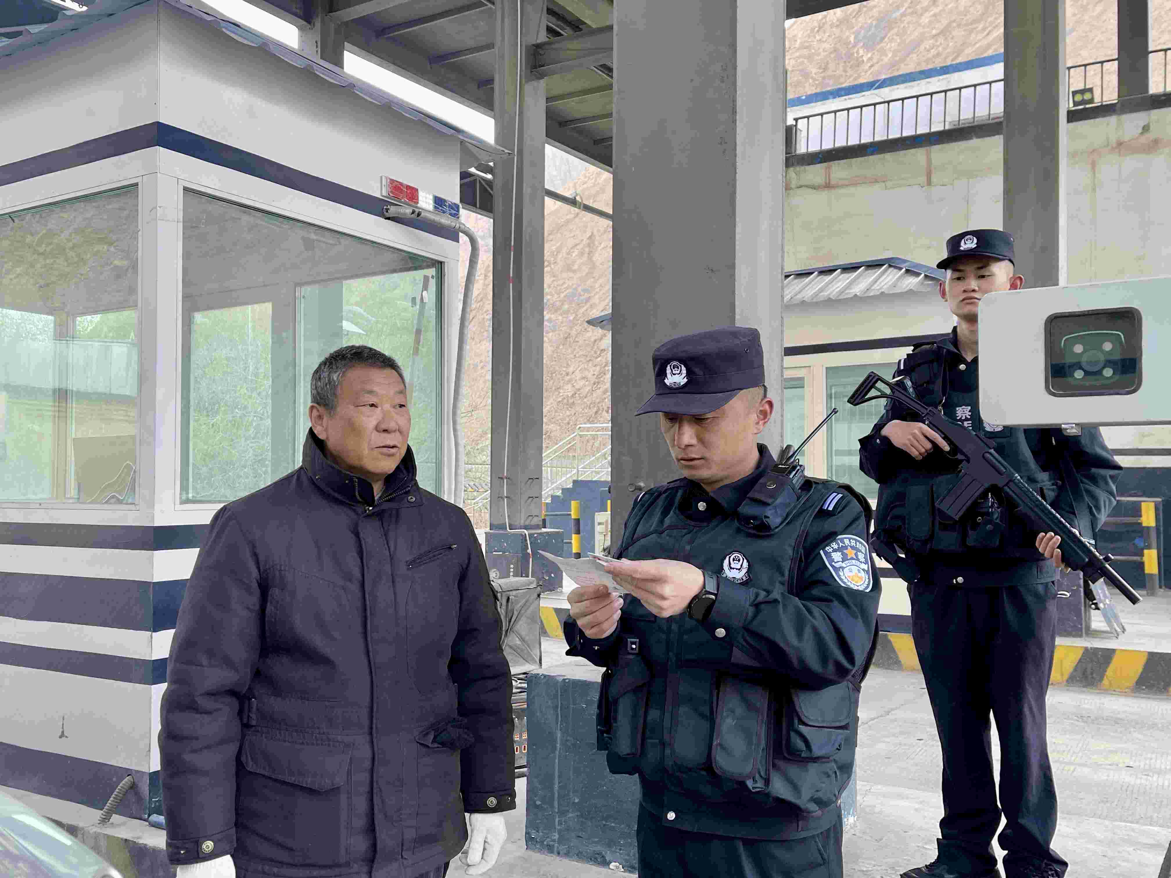 在庫地邊境檢查站，陳暢核對進(jìn)出邊境管理區(qū)人員信息。人民網(wǎng) 周靜圓攝