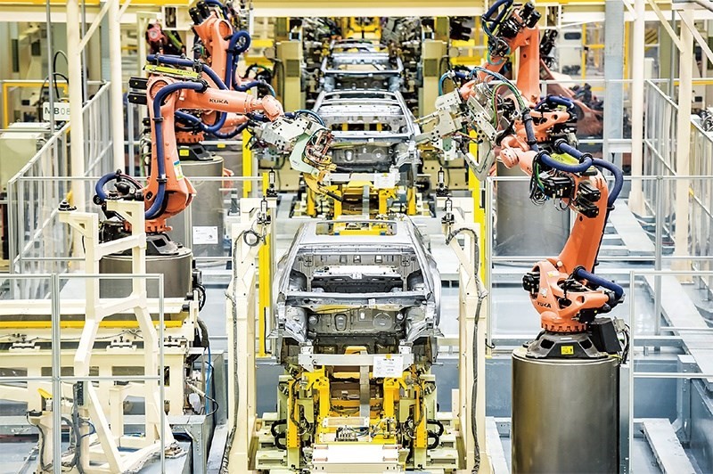 發(fā)展新能源汽車是我國從汽車大國邁向汽車強國的必由之路。2022年中國新能源汽車產(chǎn)銷分別實現(xiàn)705.8萬輛和688.7萬輛，連續(xù)8年位居世界第一。圖為廣汽埃安第一智造中心焊裝車間正在熱火朝天地生產(chǎn)。 廣汽埃安新能源汽車股份有限公司供圖