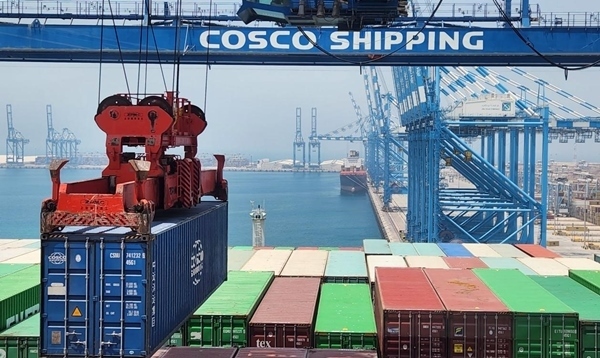 圖為“東方西班牙”輪在裝載貨物。人民網(wǎng)記者 管克江 攝