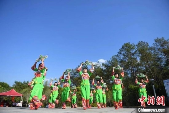 市民在跳廣場(chǎng)舞。 唐小晴 攝