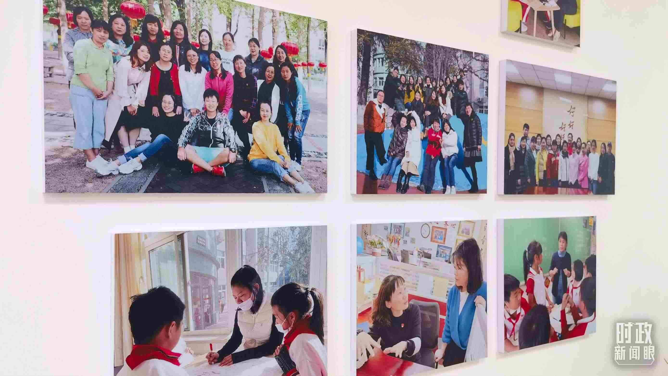 △五年級(jí)教師辦公室內(nèi)的合影展板。（總臺(tái)央視記者賈林拍攝）