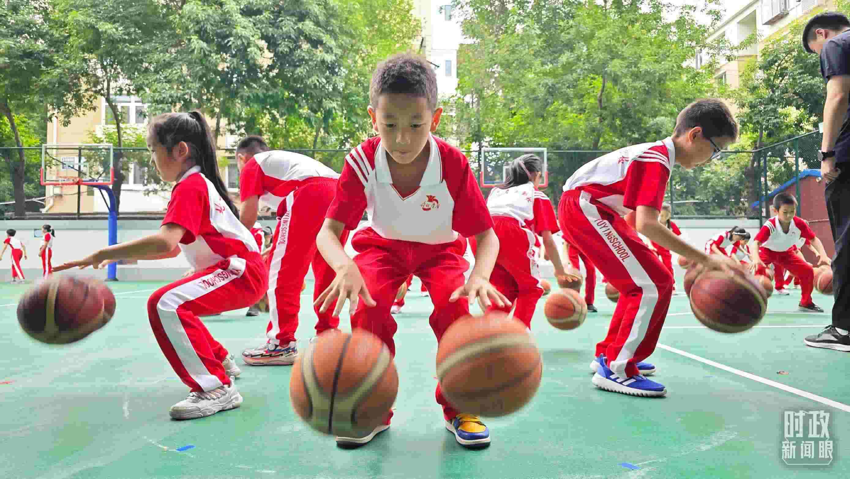 △學(xué)生正在打籃球。（總臺(tái)央視記者彭漢明拍攝）