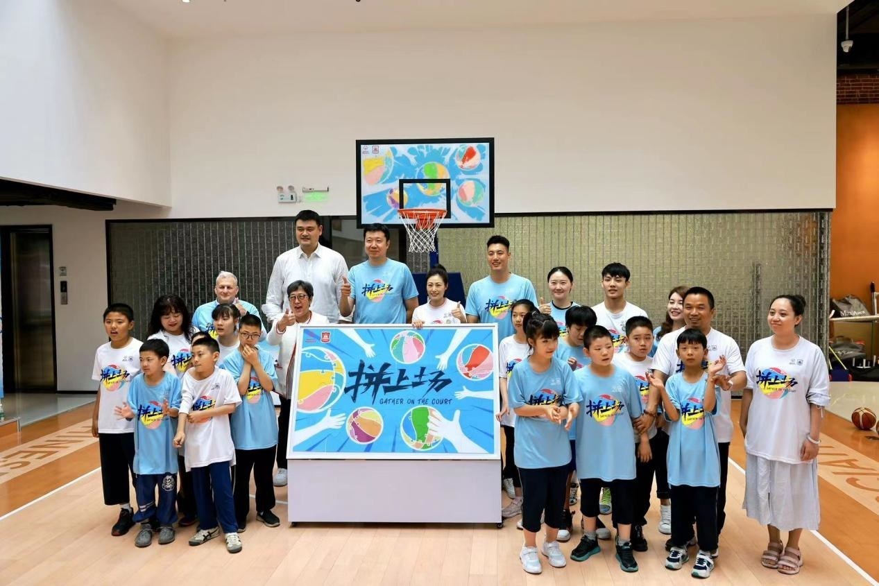 嘉賓與特奧小運動員在活動結(jié)束后合影。人民網(wǎng)記者 郝帥攝