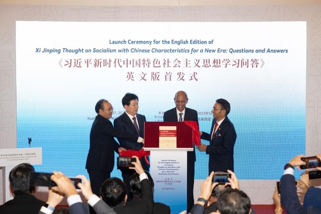 5月27日，《習(xí)近平新時(shí)代中國(guó)特色社會(huì)主義思想學(xué)習(xí)問(wèn)答》英文版首發(fā)式在馬來(lái)西亞吉隆坡國(guó)際書(shū)展中國(guó)主賓國(guó)活動(dòng)現(xiàn)場(chǎng)舉行。新華社記者朱煒攝