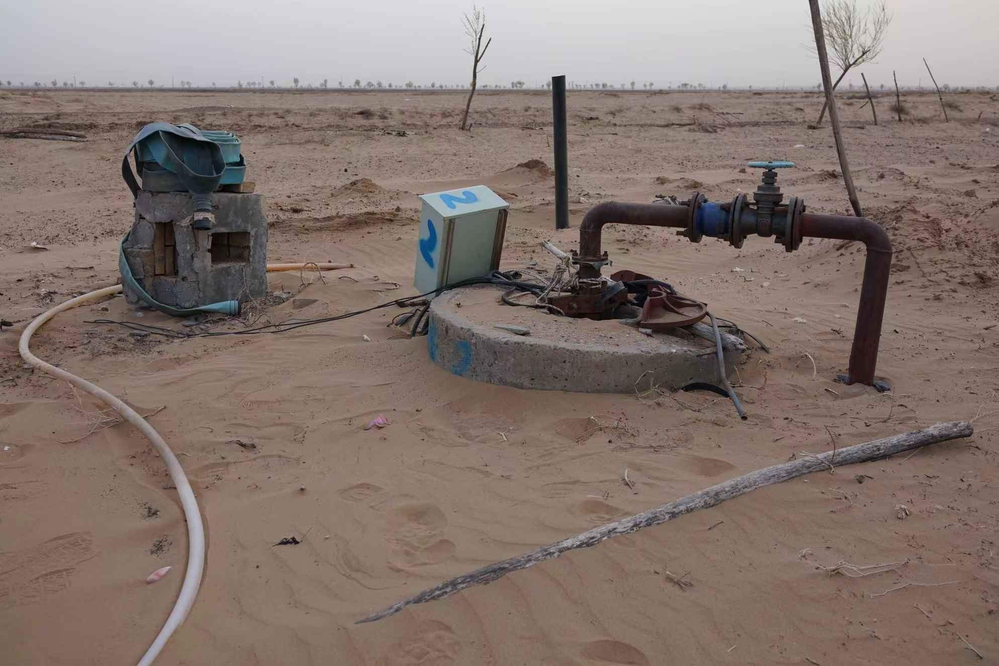 項(xiàng)目地以北的一個(gè)澆灌機(jī)井。 人民網(wǎng)記者 游天燚攝