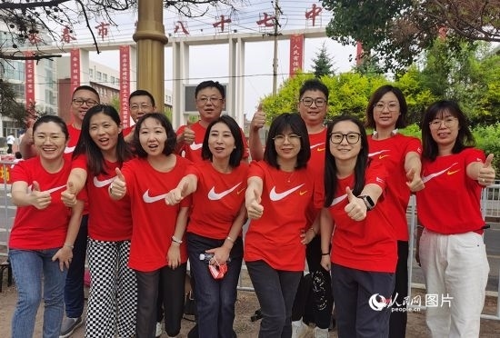 6月7日一早，陽光明媚，天氣涼爽，在長春市第八十七中學(xué)，考生們正陸續(xù)進入考場。親友團為參加高考的學(xué)子們加油鼓勁。人民網(wǎng)記者 王帝元攝