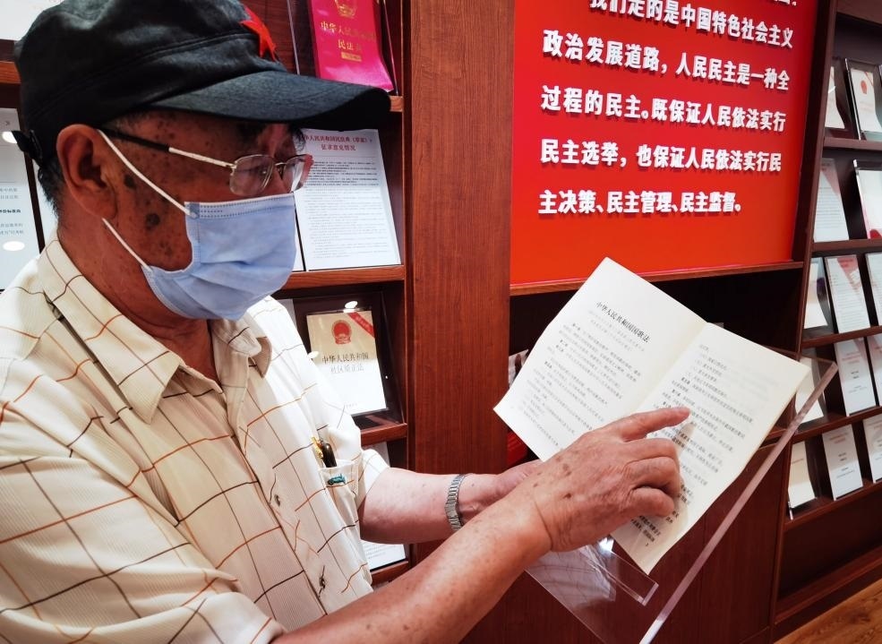 夏云龍給記者展示國(guó)歌法修改的內(nèi)容。人民網(wǎng)記者 唐小麗攝