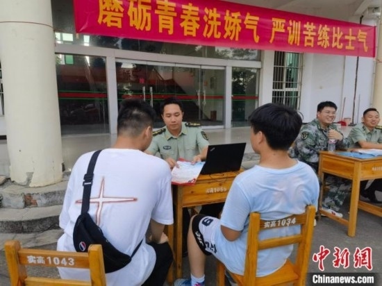 專武干部在講解相關(guān)政策。韋碩 攝