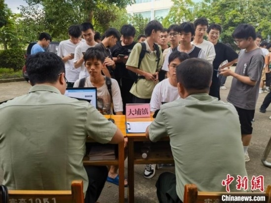 專武干部在發(fā)放兵役登記證。韋碩 攝