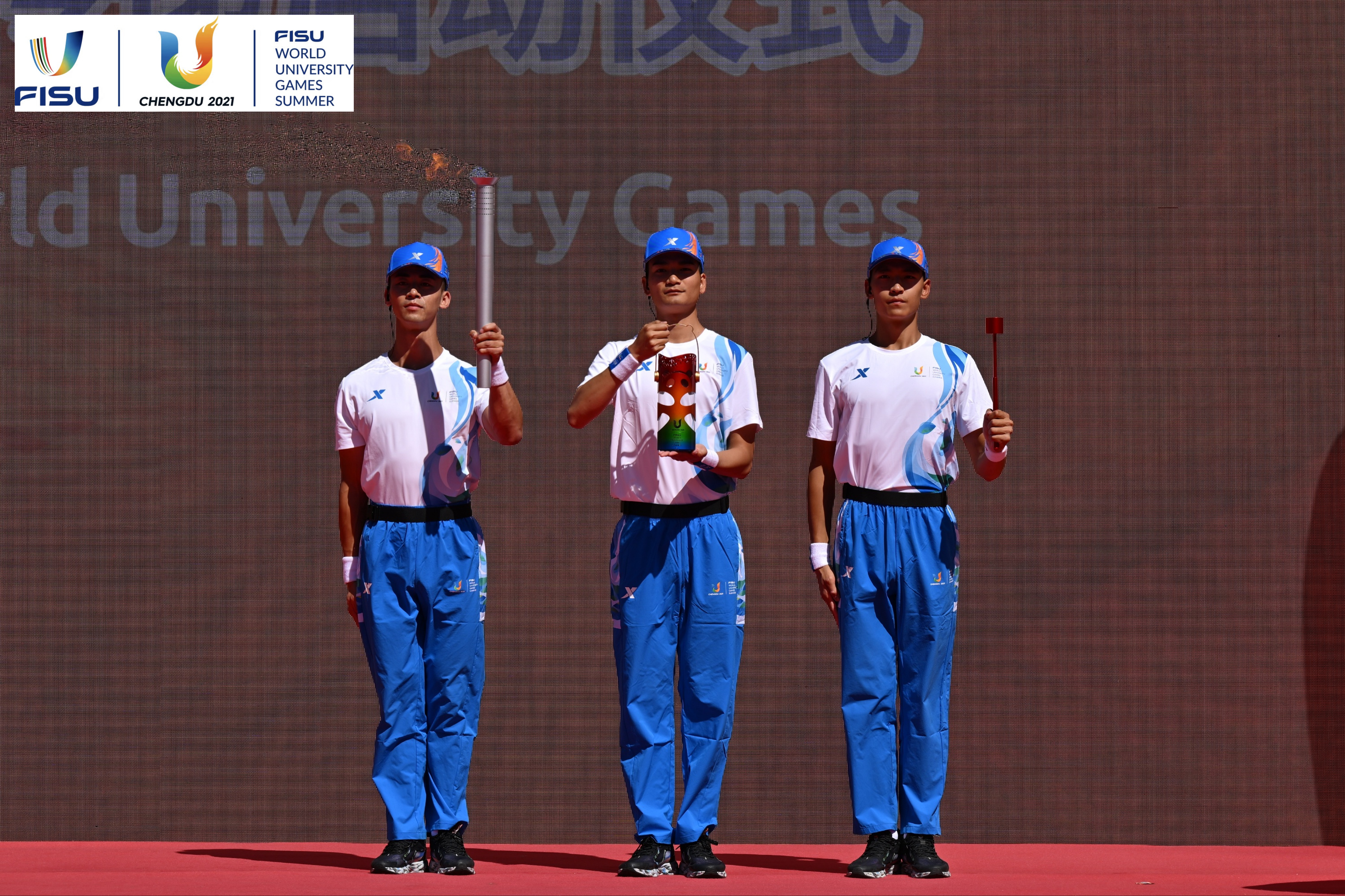 成都大運(yùn)會(huì)火種護(hù)衛(wèi)隊(duì)點(diǎn)燃大運(yùn)火炬。 圖片來源：成都大運(yùn)會(huì)執(zhí)委會(huì)供圖