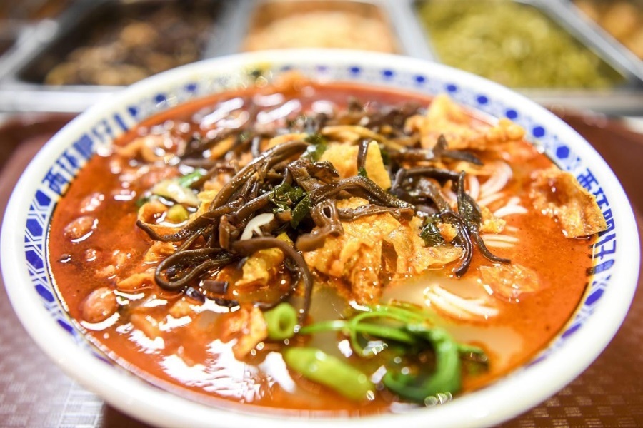 這是廣西柳州市街邊一家螺螄粉店制作的螺螄粉。新華社記者 曹祎銘 攝