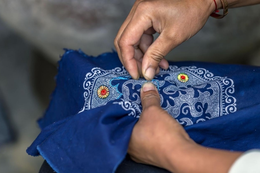 在貴州省黔西市新仁苗族鄉(xiāng)化屋村，村民在制作苗繡。新華社記者 范暉 攝