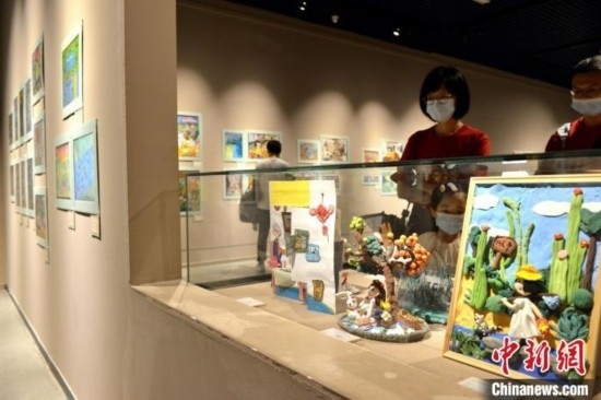 圖為家長帶著孩子參觀展覽。呂明 攝