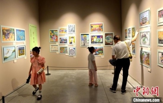 圖為家長帶著孩子參觀展覽。呂明 攝