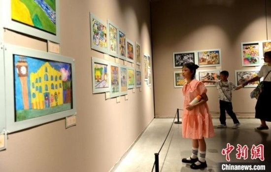 圖為家長帶著孩子參觀展覽。呂明 攝