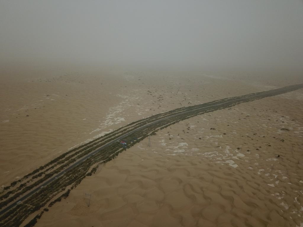 這是2019年8月12日拍攝的塔里木沙漠公路兩側(cè)的綠色屏障（無人機(jī)照片）。新華社記者宿傳義攝