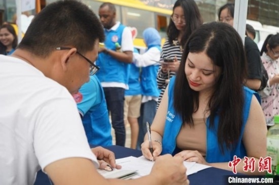 6月13日，在第20個世界獻(xiàn)血者日前夕，20名在贛留學(xué)生組團(tuán)前往血站獻(xiàn)血。吳迪 攝