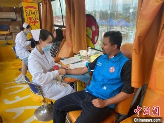 6月13日，在第20個世界獻(xiàn)血者日前夕，20名在贛留學(xué)生組團(tuán)前往血站獻(xiàn)血。吳迪 攝