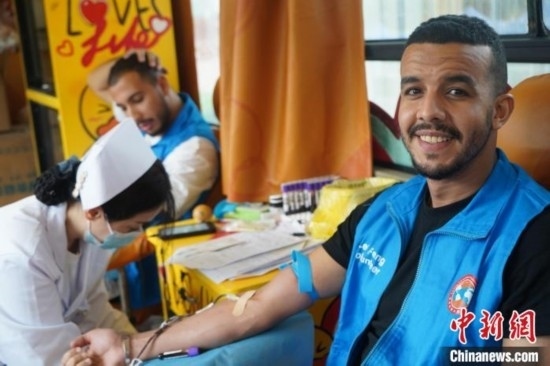 6月13日，在第20個世界獻(xiàn)血者日前夕，20名在贛留學(xué)生組團(tuán)前往血站獻(xiàn)血。吳迪 攝