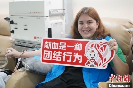 6月13日，在第20個世界獻(xiàn)血者日前夕，20名在贛留學(xué)生組團(tuán)前往血站獻(xiàn)血。吳迪 攝