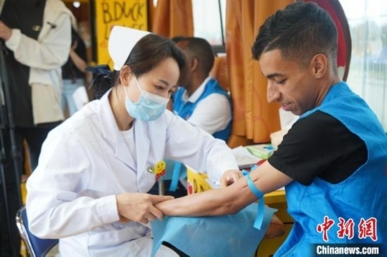 6月13日，在第20個世界獻(xiàn)血者日前夕，20名在贛留學(xué)生組團(tuán)前往血站獻(xiàn)血。吳迪 攝