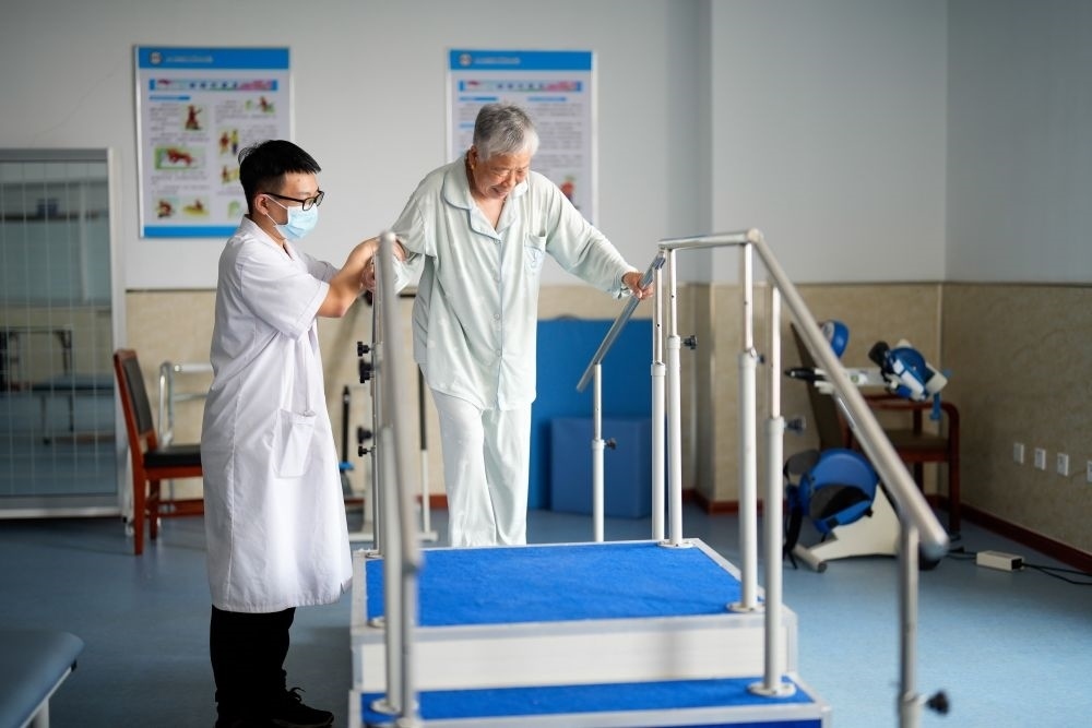 河北省灤南縣一家養(yǎng)老機構(gòu)的工作人員在指導老人進行康復訓練（2023年5月19日攝）。新華社記者 牟宇 攝