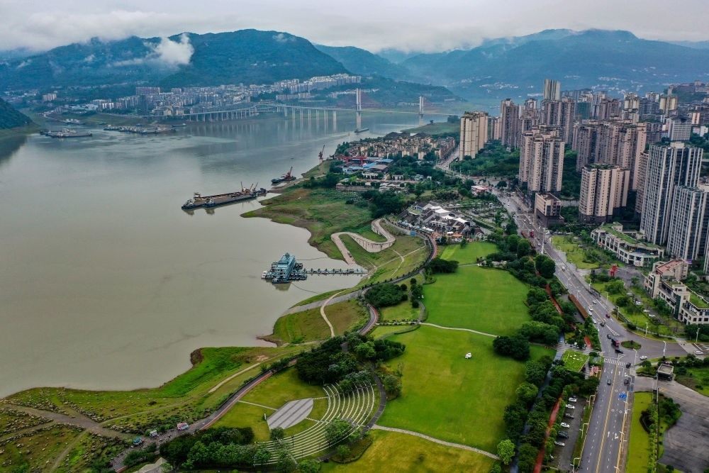這是2023年6月7日拍攝的位于重慶市云陽縣的云陽城區(qū)環(huán)湖綠道（無人機照片）。當?shù)貙⑸鷳B(tài)治理與生態(tài)修復結(jié)合起來，兼顧城市旅游和運動休閑等功能需要，打造環(huán)縣城兩江四岸33公里綠道。新華社記者 唐奕 攝