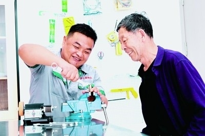 上流佳苑社區(qū)便民服務(wù)中心維修師傅李磊為社區(qū)居民提供服務(wù)。資料圖片