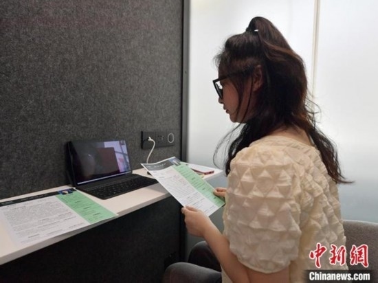 學生通過“云面試空間”進行求職面試。劉棟 攝