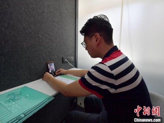 學生通過“云面試空間”進行求職面試。劉棟 攝