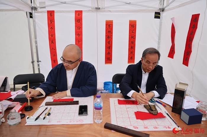 活動(dòng)現(xiàn)場(chǎng)的中國(guó)書(shū)法展示。人民網(wǎng)記者 邢雪攝