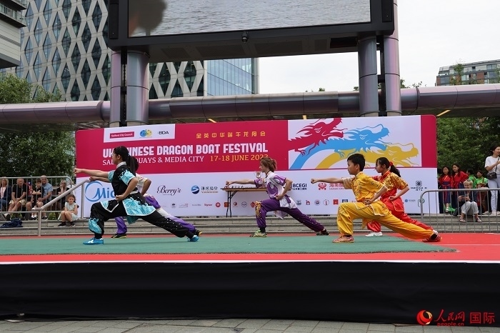 中華武術(shù)表演吸引了眾多英國(guó)觀眾。人民網(wǎng)記者 邢雪攝