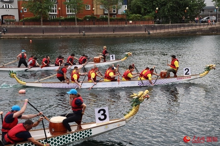 2023全英中華端午龍舟會(huì)比賽現(xiàn)場(chǎng)，幾支隊(duì)伍你追我趕。人民網(wǎng)記者 邢雪攝