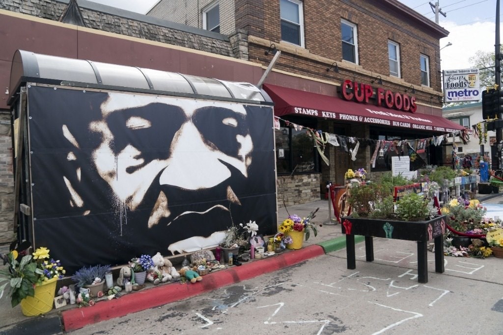 這是2022年5月22日在美國(guó)明尼蘇達(dá)州明尼阿波利斯市拍攝的弗洛伊德廣場(chǎng)。新華社記者劉杰攝