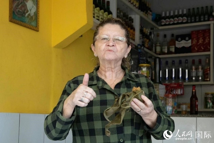 圣瑪塔社區(qū)居民品嘗粽子。王天聰攝