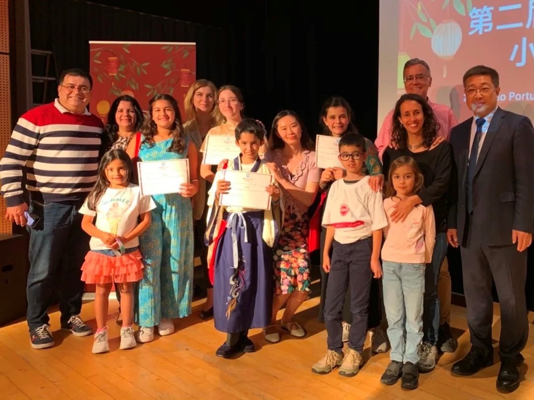 葡萄牙圣托馬斯孔子課堂第二屆“漢語橋”小學(xué)生中文秀比賽。圖片來源：里斯本大學(xué)孔子學(xué)院公眾號(hào)。