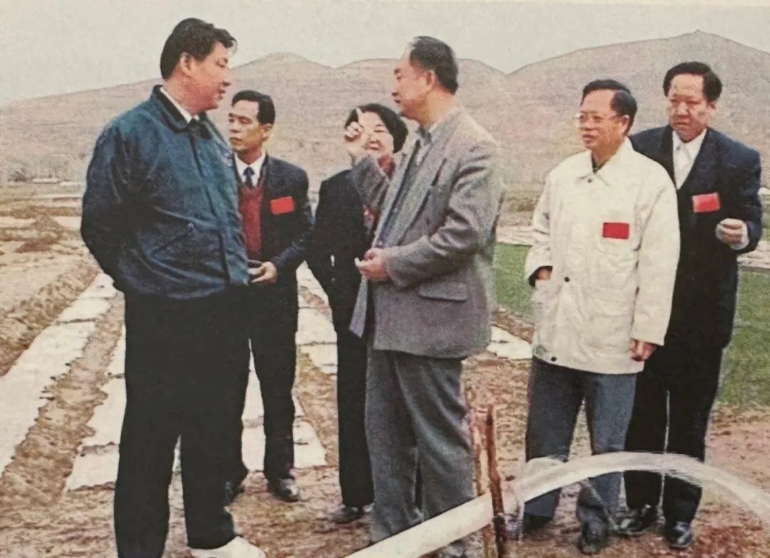 △1997年4月20日，習(xí)近平在寧夏固原市隆德縣調(diào)研。