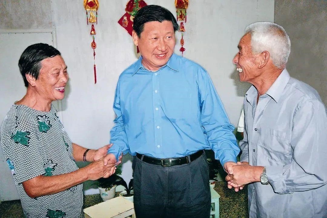 △2006年9月21日，習(xí)近平在浙江省舟山市普陀區(qū)東極鎮(zhèn)看望當(dāng)?shù)貪O民。
