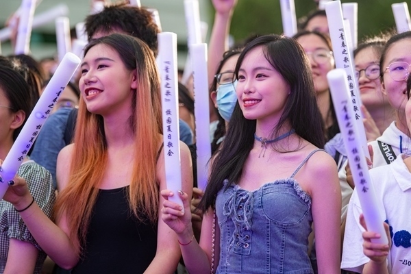 場下觀眾十分熱情。人民網(wǎng)記者 翁奇羽攝