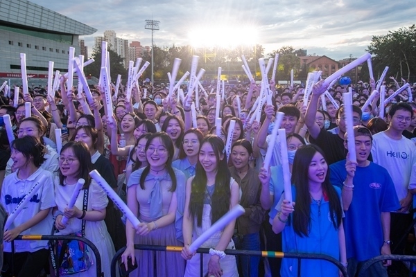 場下觀眾十分熱情。人民網(wǎng)記者 翁奇羽攝