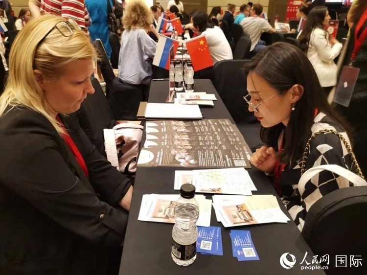 中俄旅游行業(yè)代表在北京路演活動(dòng)現(xiàn)場(chǎng)面對(duì)面溝通。人民網(wǎng)記者 楊倩攝