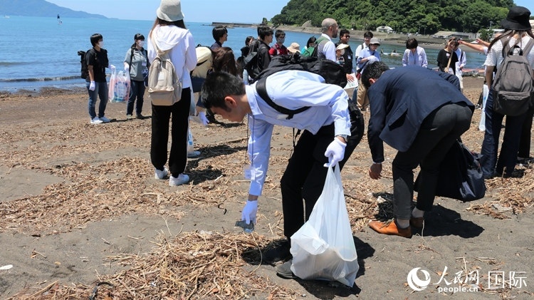 學(xué)生們體驗海岸清掃。人民網(wǎng) 許可攝
