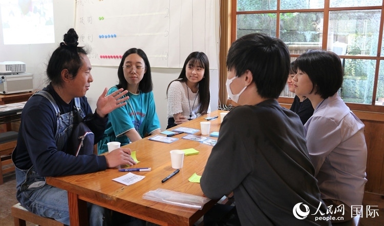 通過卡片游戲，模擬如何解決海洋垃圾問題。人民網(wǎng) 許可攝