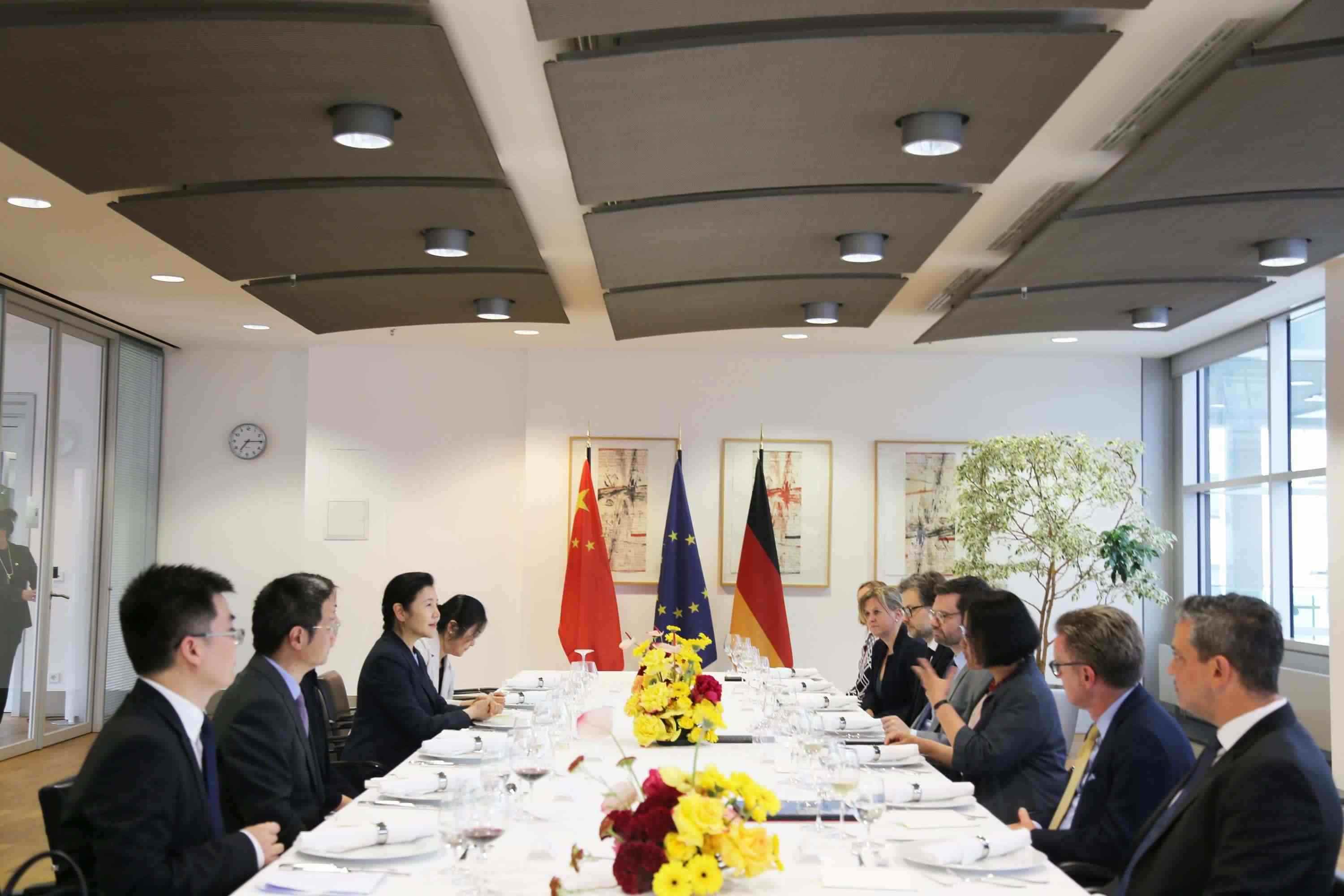 司法部長(zhǎng)賀榮與德國(guó)聯(lián)邦司法部長(zhǎng)布施曼舉行會(huì)談。